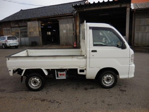 Характеристики грузового фургона Daihatsu Hijet Truck 660 air conditioner power steering special (06.2003 - 11.2004): фото, размеры, грузоподъемность, масса, скорость, двигатель, топливо, отзывы