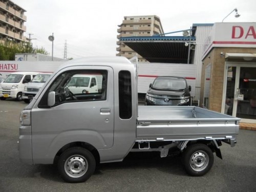 Характеристики грузового автомобиля Daihatsu Hijet Truck 660 Extra 3-Way (11.2017 - 04.2018): фото, грузоподъемность, масса, скорость, двигатель, топливо, отзывы