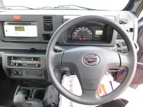 Характеристики бортового грузовика Daihatsu Hijet Truck 660 FRP Mid-Temp Refrigerator One Slide Door High Roof 4WD (10.2014 - 10.2017): фото, грузоподъемность, масса, скорость, двигатель, топливо, отзывы