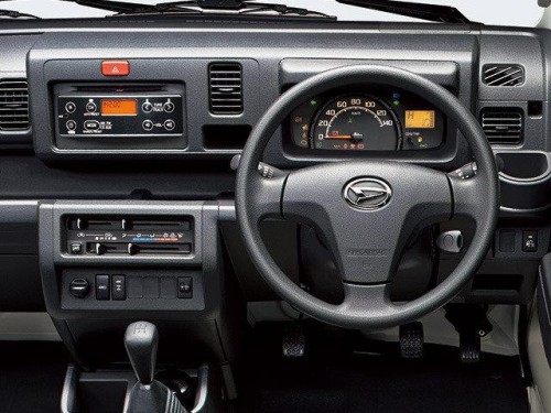 Характеристики бортового грузовика Daihatsu Hijet Truck 660 FRP Mid-Temp Refrigerator One Slide Door High Roof 4WD (10.2014 - 10.2017): фото, грузоподъемность, масса, скорость, двигатель, топливо, отзывы