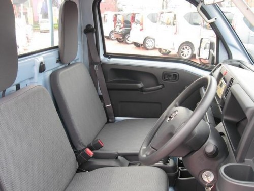 Характеристики бортового грузовика Daihatsu Hijet Truck 660 FRP Mid-Temp Refrigerator Two Slide Doors High Roof (10.2014 - 10.2017): фото, грузоподъемность, масса, скорость, двигатель, топливо, отзывы