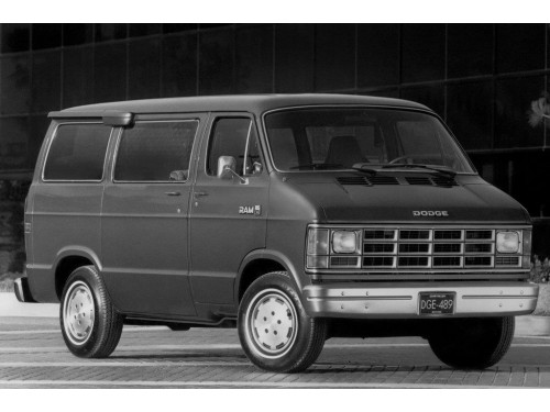 Характеристики минивэна Dodge Ram Van 5.2 AT 150 SWB Base Wagon 2.7t. (05.1986 - 04.1991): фото, места, вместимость, скорость, двигатель, топливо, отзывы