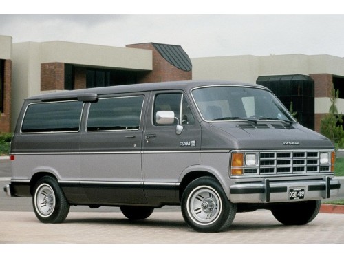 Характеристики минивэна Dodge Ram Van 5.2 AT 150 SWB Base Wagon 2.7t. (05.1986 - 04.1991): фото, места, вместимость, скорость, двигатель, топливо, отзывы