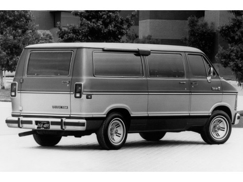 Характеристики минивэна Dodge Ram Van 5.2 AT 150 SWB Base Wagon 2.7t. (05.1986 - 04.1991): фото, места, вместимость, скорость, двигатель, топливо, отзывы