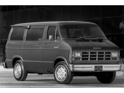 Характеристики минивэна Dodge Ram Van 5.2 AT 150 SWB Base Wagon 2.7t. (05.1991 - 04.1993): фото, места, вместимость, скорость, двигатель, топливо, отзывы