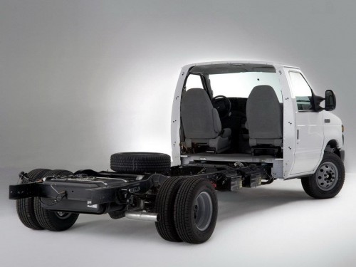 Характеристики грузового автомобиля Ford E-Series 4.6 AT E-250 Cutaway SRW L1 (04.2007 - 05.2012): фото, грузоподъемность, масса, скорость, двигатель, топливо, отзывы