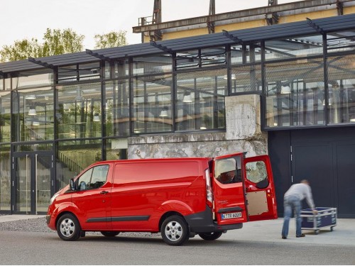 Характеристики грузового фургона Ford Transit Custom 2.2 MT FWD L1 H1 330 (11.2014 - 08.2019): фото, размеры, грузоподъемность, масса, скорость, двигатель, топливо, отзывы