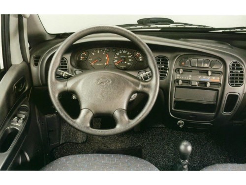Характеристики грузового фургона Hyundai H200 2.5 TD AT LWB  Basis/Luxe (Двойная кабина) (03.1997 - 02.2007): фото, размеры, грузоподъемность, масса, скорость, двигатель, топливо, отзывы