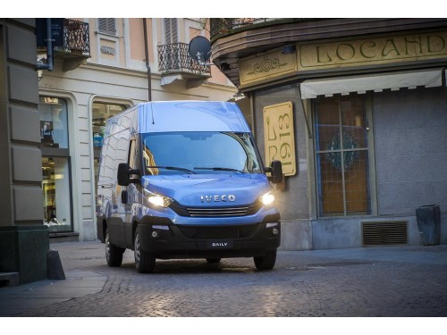 Характеристики грузового фургона Iveco Daily 2.3 AT L1H1 (07.2014 - н.в.): фото, размеры, грузоподъемность, масса, скорость, двигатель, топливо, отзывы