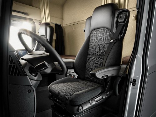 Характеристики седельного тягача Mercedes-Benz Actros 4x2 7.7 Powershift-8 4x2 Actros 1824 LSnRL Air 3700 (07.2011 - н.в.): фото, размеры, грузоподъемность, масса, скорость, двигатель, топливо, отзывы