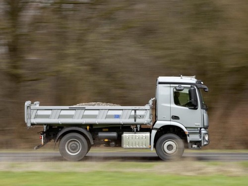 Характеристики бортового грузовика Mercedes-Benz Arocs 4x2 7.7 MT 4x2 Arocs 1833 LK Air 4500 (01.2013 - н.в.): фото, грузоподъемность, масса, скорость, двигатель, топливо, отзывы