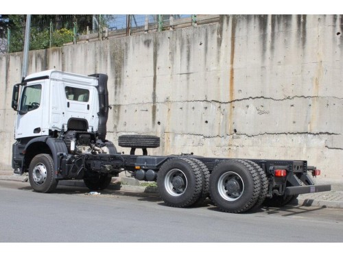 Характеристики тягача Mercedes-Benz Arocs 6x4 10.7 PowerShift-16 6x4 Arocs 3333 Leaf 5700 (01.2013 - н.в.): фото, размеры, грузоподъемность, масса, скорость, двигатель, топливо, отзывы