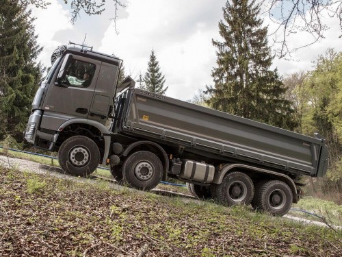 Характеристики бортового грузовика Mercedes-Benz Arocs 8x8 10.7 MT 8x8/4 Arocs 4133 AK Leaf 4850 (01.2013 - н.в.): фото, грузоподъемность, масса, скорость, двигатель, топливо, отзывы