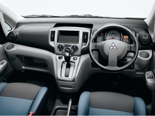 Характеристики минивэна Mitsubishi Delica Van 1.6 DX (01.2016 - 04.2019): фото, места, вместимость, скорость, двигатель, топливо, отзывы