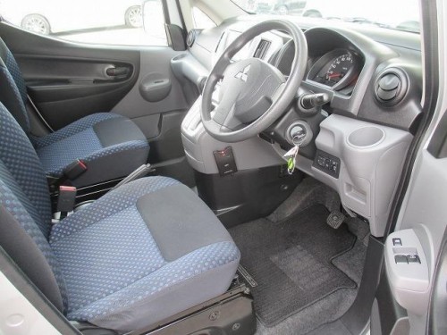 Характеристики минивэна Mitsubishi Delica Van 1.6 DX (10.2011 - 10.2014): фото, места, вместимость, скорость, двигатель, топливо, отзывы