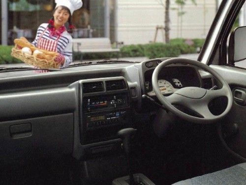 Характеристики цельнометаллического фургона Mitsubishi Minicab 660 2-Seater (tinted windows) High Roof (01.1991 - 12.1993): фото, размеры, грузоподъемность, масса, скорость, двигатель, топливо, отзывы