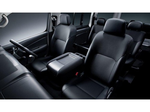 Характеристики цельнометаллического фургона Nissan Caravan 2.5 EX Super Long Body High Roof Low Floor (5 door 3 seat) 4WD (10.2021 - н.в.): фото, размеры, грузоподъемность, масса, скорость, двигатель, топливо, отзывы