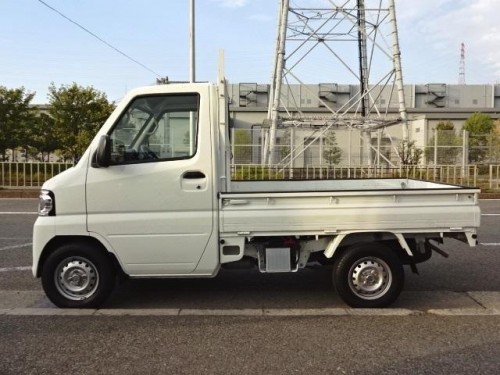 Характеристики бортового грузовика Nissan NT100 Clipper 660 SD 4WD (01.2012 - 11.2013): фото, грузоподъемность, масса, скорость, двигатель, топливо, отзывы