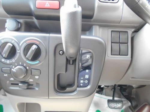 Характеристики минивэна Nissan NV100 Clipper 660 DX (05.2017 - 05.2019): фото, места, вместимость, скорость, двигатель, топливо, отзывы