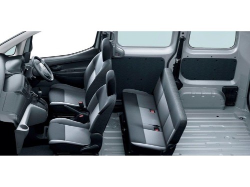 Характеристики минивэна Nissan NV200 1.6 DX (2-seater) (10.2014 - 12.2015): фото, места, вместимость, скорость, двигатель, топливо, отзывы