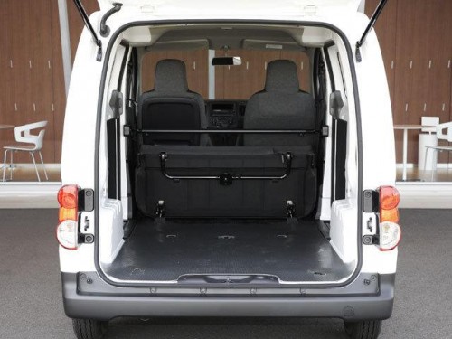 Характеристики минивэна Nissan NV200 1.6 DX (2-seater) (10.2014 - 12.2015): фото, места, вместимость, скорость, двигатель, топливо, отзывы