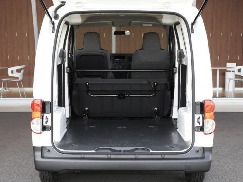 Характеристики минивэна Nissan NV200 1.6 Chaircab for 2 Wheelchairs (10.2014 - 12.2015): фото, места, вместимость, скорость, двигатель, топливо, отзывы