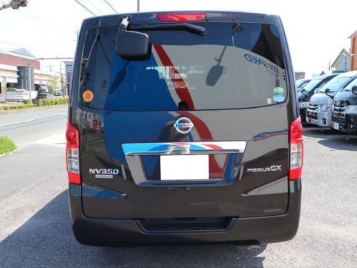 Характеристики минивэна Nissan NV350 Caravan 2.0 DX Long Body (4 door 3 seat) (11.2016 - 06.2017): фото, места, вместимость, скорость, двигатель, топливо, отзывы