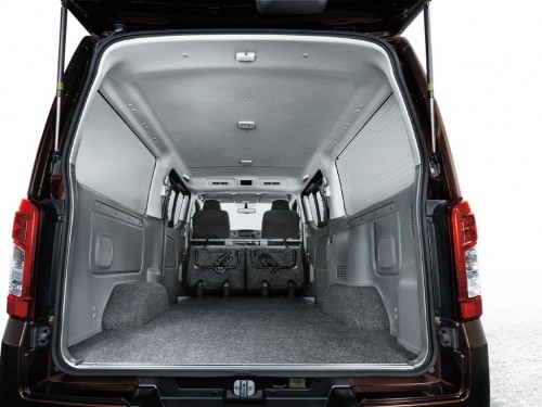Характеристики минивэна Nissan NV350 Caravan Van 2.5 VX Long Body Diesel Turbo (07.2017 - 03.2022): фото, места, вместимость, скорость, двигатель, топливо, отзывы