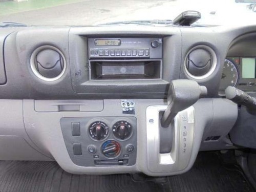 Характеристики минивэна Nissan NV350 Caravan 2.0 Route Van DX Long Body (5 door) (06.2012 - 01.2016): фото, места, вместимость, скорость, двигатель, топливо, отзывы