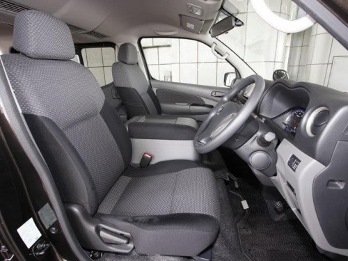 Характеристики минивэна Nissan NV350 Caravan 2.0 DX Long Body (4 door 6 seat) (06.2012 - 01.2016): фото, места, вместимость, скорость, двигатель, топливо, отзывы