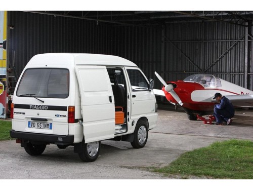 Характеристики цельнометаллического фургона Piaggio Porter 1.3 MT Eco-Power Base 1.7t (11.2009 - 10.2015): фото, размеры, грузоподъемность, масса, скорость, двигатель, топливо, отзывы