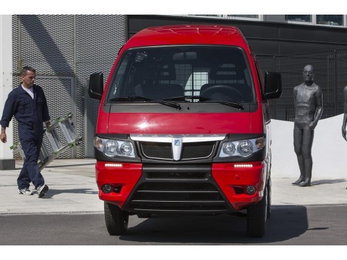 Характеристики цельнометаллического фургона Piaggio Porter 11kW Electro Base (11.2015 - н.в.): фото, размеры, грузоподъемность, масса, скорость, двигатель, топливо, отзывы