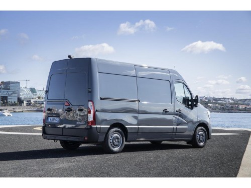 Характеристики грузового фургона Renault Master 2.3 dCi FWD MT L2H2 2.5т (06.2020 - н.в.): фото, размеры, грузоподъемность, масса, скорость, двигатель, топливо, отзывы