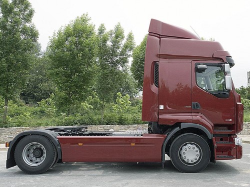 Характеристики седельного тягача Renault Premium 10.8 AMT 4x2 Sleeper cab High 3700 (01.2006 - 09.2013): фото, размеры, грузоподъемность, масса, скорость, двигатель, топливо, отзывы