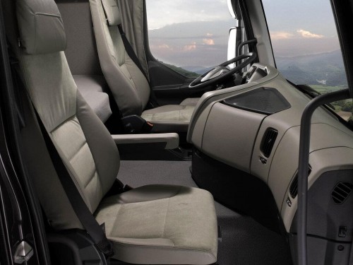 Характеристики седельного тягача Renault Premium 7.2 MT 4x2 Sleeper cab High 3500 (01.2006 - 09.2013): фото, размеры, грузоподъемность, масса, скорость, двигатель, топливо, отзывы