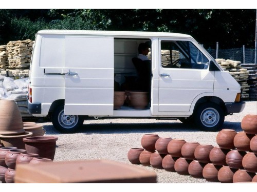 Характеристики грузового фургона Renault Trafic 1.6 MT RWD L1H2 Panel Van (09.1980 - 05.1986): фото, размеры, грузоподъемность, масса, скорость, двигатель, топливо, отзывы