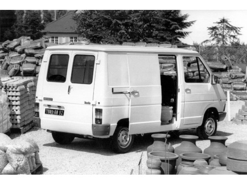 Характеристики грузового фургона Renault Trafic 1.6 MT RWD L1H2 Panel Van (09.1980 - 05.1986): фото, размеры, грузоподъемность, масса, скорость, двигатель, топливо, отзывы