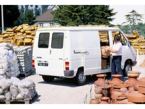 Характеристики грузового фургона Renault Trafic 1.6 MT RWD L1H2 Panel Van (09.1980 - 05.1986): фото, размеры, грузоподъемность, масса, скорость, двигатель, топливо, отзывы