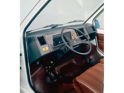 Характеристики грузового фургона Renault Trafic 1.7 MT FWD L1H1 Panel Van (06.1986 - 04.1989): фото, размеры, грузоподъемность, масса, скорость, двигатель, топливо, отзывы