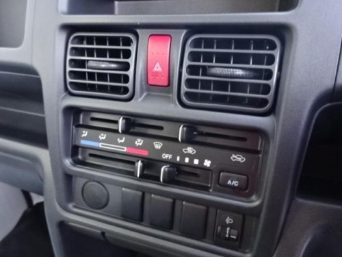 Характеристики грузового автомобиля Suzuki Carry Truck 660 KC 3-way 4WD (05.2018 - 08.2019): фото, грузоподъемность, масса, скорость, двигатель, топливо, отзывы