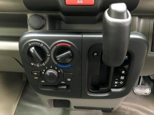 Характеристики минивэна Suzuki Every 660 PA High Roof 4WD (04.2022 - н.в.): фото, места, вместимость, скорость, двигатель, топливо, отзывы