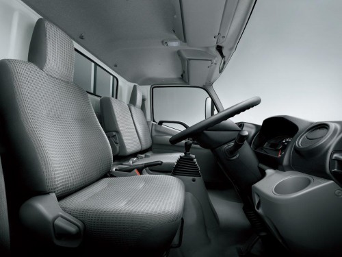 Характеристики грузового автомобиля Toyota Dyna 4.0 Cargo Double-Cab Standard-Cab Standard-Deck Full Just Low 2.0t (04.2015 - 04.2016): фото, грузоподъемность, масса, скорость, двигатель, топливо, отзывы