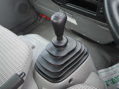 Характеристики грузового автомобиля Toyota Dyna 4.0 Cargo Double-Cab Standard-Cab Standard-Deck Full Just Low 2.0t (04.2015 - 04.2016): фото, грузоподъемность, масса, скорость, двигатель, топливо, отзывы