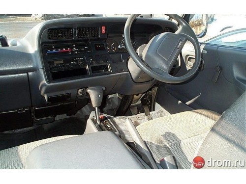 Характеристики грузового фургона Toyota Hiace 2.0 DX (4 door) (08.1995 - 07.1998): фото, размеры, грузоподъемность, масса, скорость, двигатель, топливо, отзывы