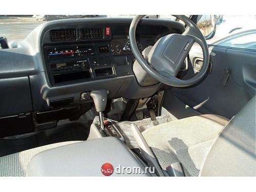 Характеристики грузового фургона Toyota Hiace 2.0 DX (5 door) (08.1995 - 07.1998): фото, размеры, грузоподъемность, масса, скорость, двигатель, топливо, отзывы