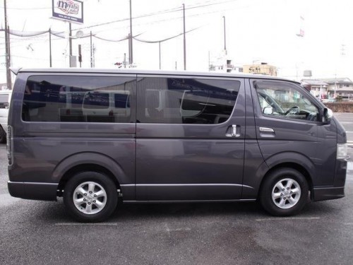 Характеристики минивэна Toyota Hiace 2.0 DX long (4 door 3 seat) (09.2008 - 06.2010): фото, места, вместимость, скорость, двигатель, топливо, отзывы