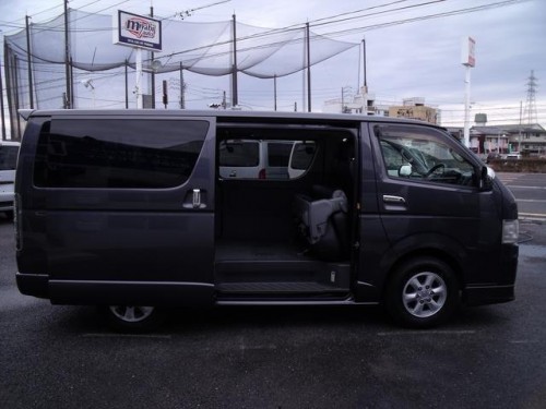 Характеристики минивэна Toyota Hiace 2.0 DX long (4 door 9 seat) (09.2008 - 06.2010): фото, места, вместимость, скорость, двигатель, топливо, отзывы