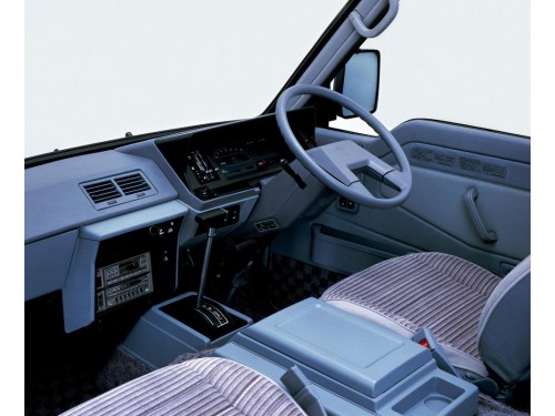 Характеристики минивэна Toyota Hiace 1.8 Standard (01.1983 - 07.1987): фото, места, вместимость, скорость, двигатель, топливо, отзывы