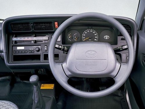 Характеристики грузового фургона Toyota Hiace 2.0 DX (5 door) (08.1998 - 06.1999): фото, размеры, грузоподъемность, масса, скорость, двигатель, топливо, отзывы