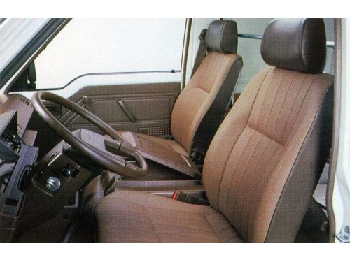 Характеристики цельнометаллического фургона Toyota Hiace 1.8 AT Short Base 3 Seats (12.1982 - 07.1984): фото, размеры, грузоподъемность, масса, скорость, двигатель, топливо, отзывы